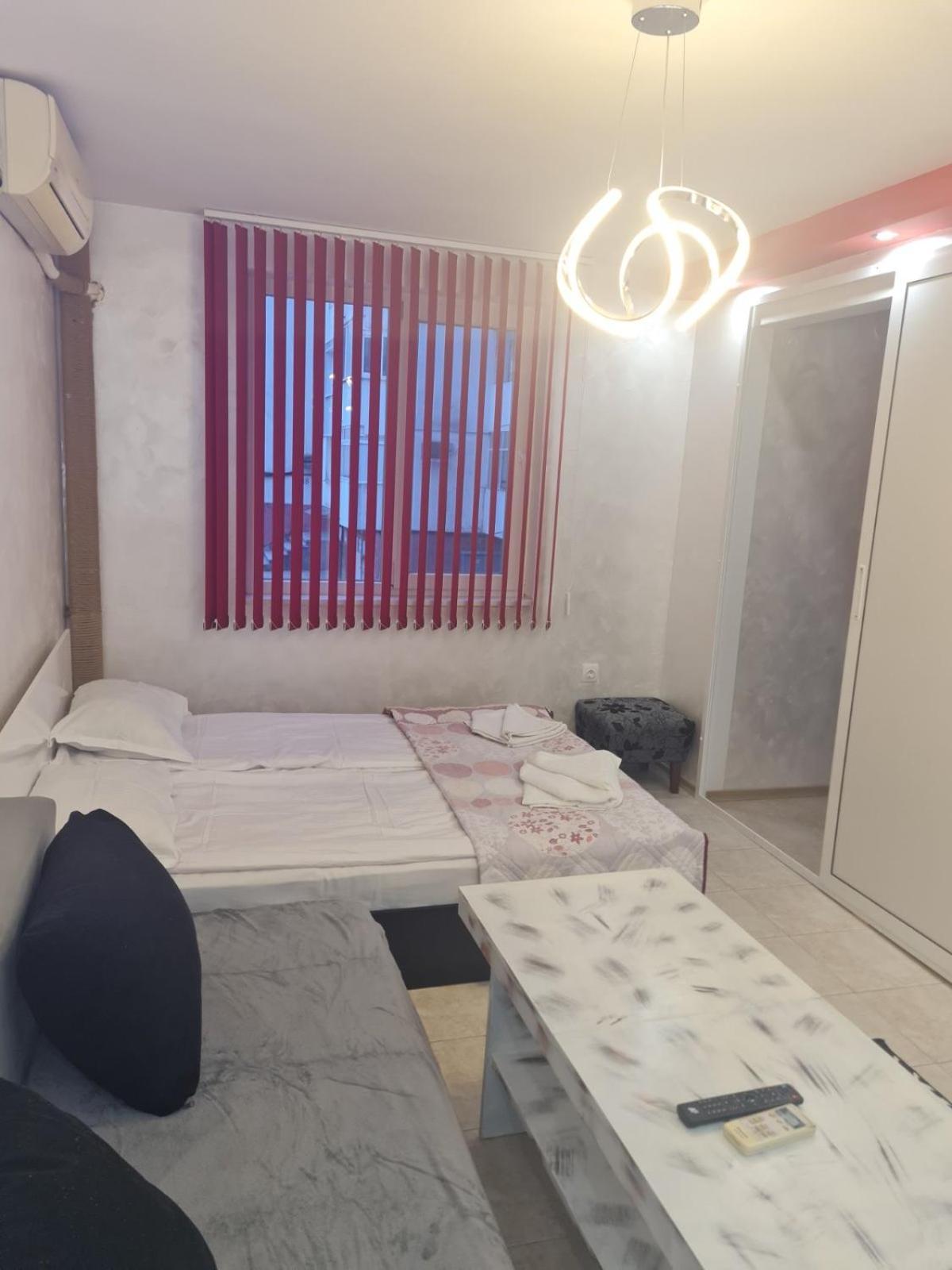 Day And Night Apartment Veliko Tarnovo Exterior photo